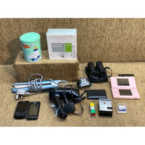 177 - Mixed small electricals including a World travel adaptor kit and a Nintendo DS console.