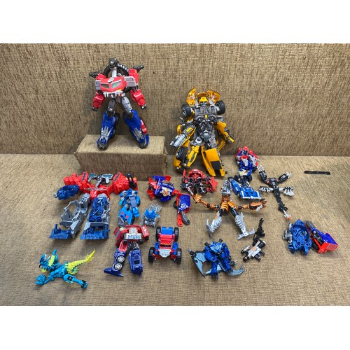 679 - Large collection of vintage and retro Hasbro Transformers.