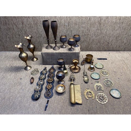 186 - Selection of brass items including horse brasses and vases.