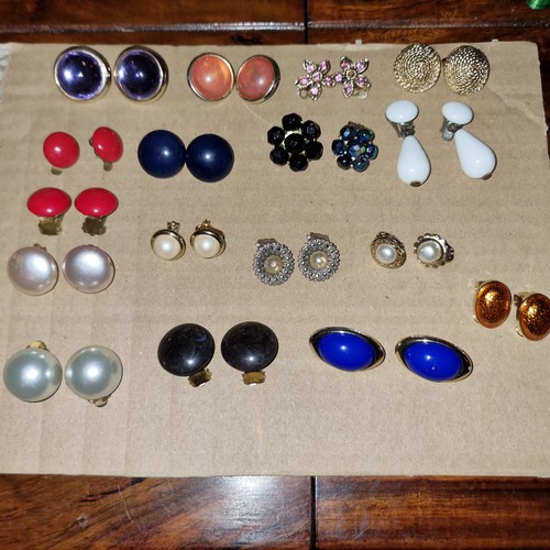 532 - Selection of modern and vintage costume jewellery. See pics for what's included.