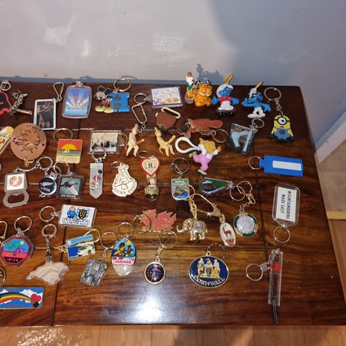 209 - Large quantity of vintage keyrings.