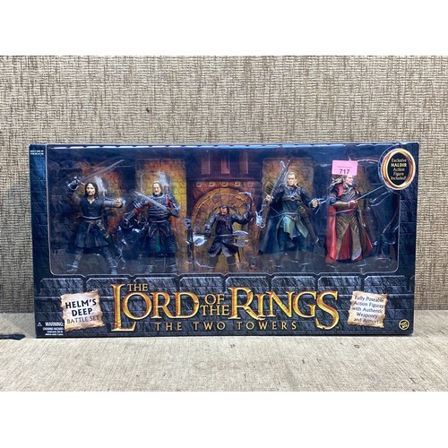 717 - Toybiz Lord Of The Rings The Two Towers Helm's Deep battle set including Aragorn , King Theoden , Gi... 