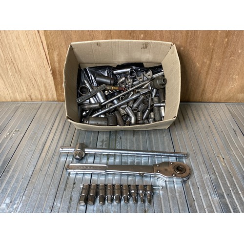 419 - Large quantity of garage quality sockets and socket wrenches including Franklyn , Halfords and Brito... 