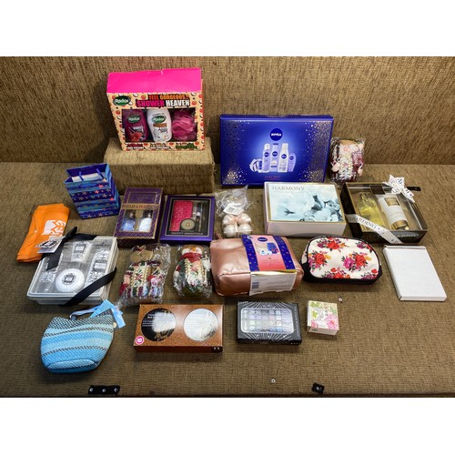 299 - Large quantity of beauty box sets including Nivia and Balys and hardings.