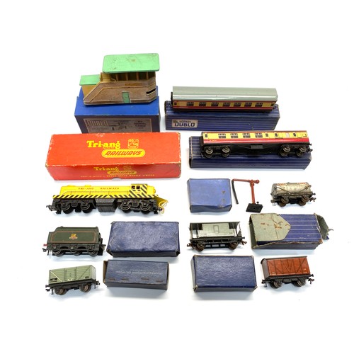 769 - Collection of mostly boxed Meccano coaches wagons and signal cabin.