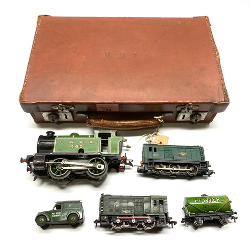 789 - 0 gauge clockwork steam train and two diesel locos in leather case.