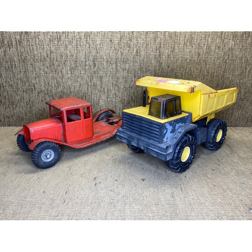 740 - Red tin plated lorry and a metal yellow Tonka Truck.