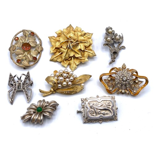 704 - Eight brooches.