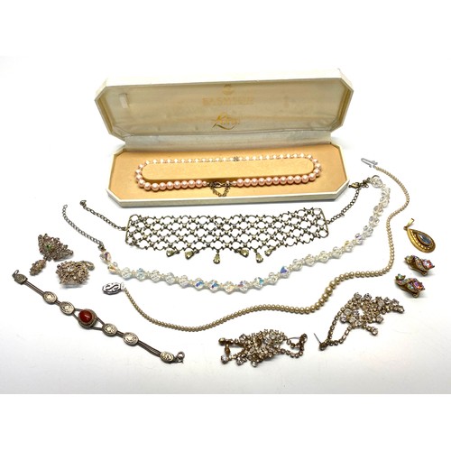 708 - Collection of vintage costume jewellery.