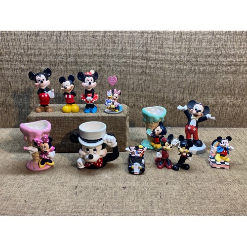 722 - 11 collectable ceramic Disney jugs and statues.