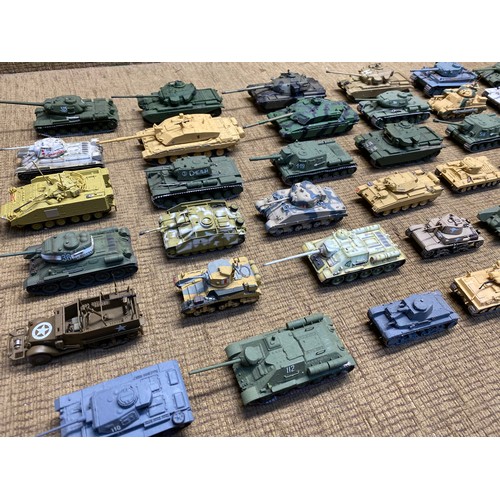 1219 - Large quality of worldwide military tanks in plastic and diecast made complete in kit form.