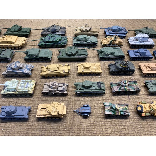 1219 - Large quality of worldwide military tanks in plastic and diecast made complete in kit form.