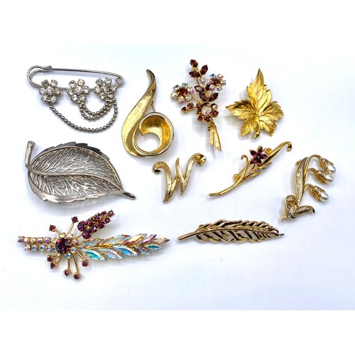 742 - 10 vintage and modern brooches.