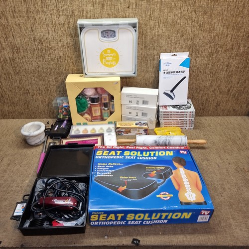 10 - Selection of items including Retail packaged bathroom scales, a aromatherapy kit and a set of Wahl h... 