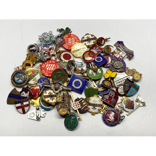 680 - Collection of 75 vintage badges some enamel.