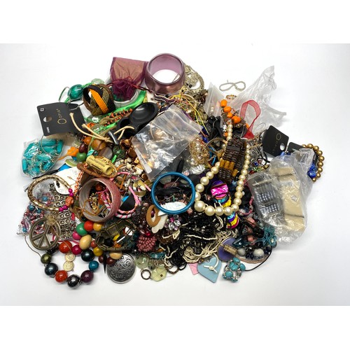 462 - Approx 5kg of vintage and modern costume jewellery.