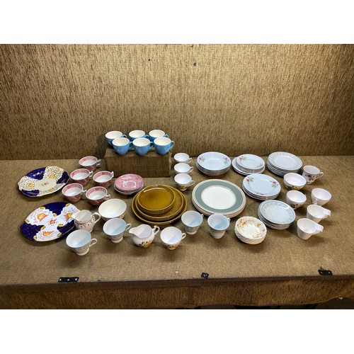 203 - Collection of unsorted ceramics.