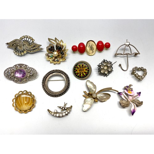 471 - 13 vintage and modern brooches.