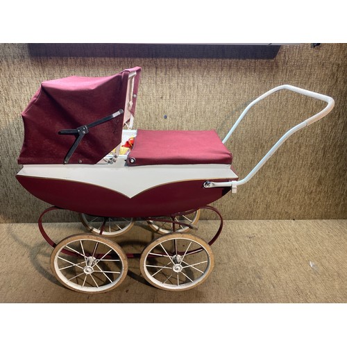 1197 - Vintage Tri-ang pram.