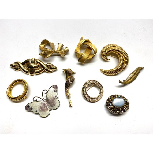 478 - 10 yellow metal modern and vintage broaches.