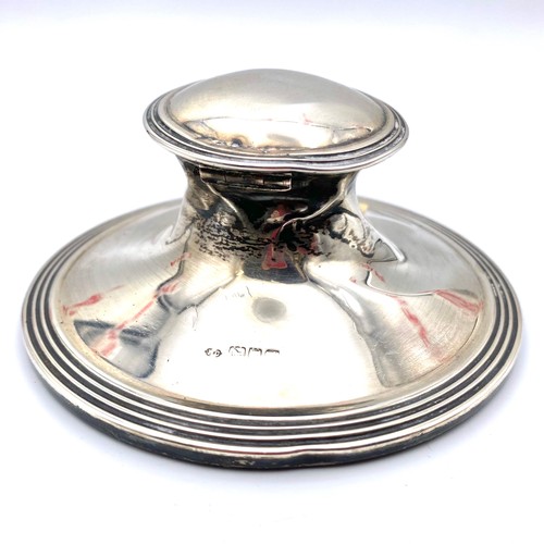 862 - Sterling silver ink well with glass insert. 10cm in width, London 1907 by William Comyns & Sons. cre... 