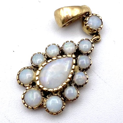 875 - 9ct gold and opal pendant. 1.5g.