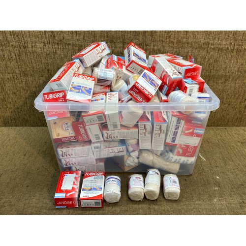 80 - Large collection of bandages and support bandages.