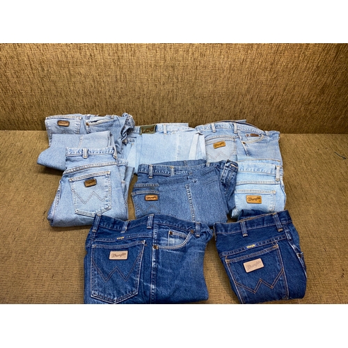 125 - 8 pairs of designer jeans 1 x Lee and 7 x Wrangler size 34 x 32L.