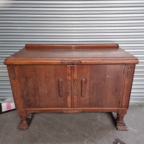 1129 - Arts and craft Solid oak sideboard with three drawers.