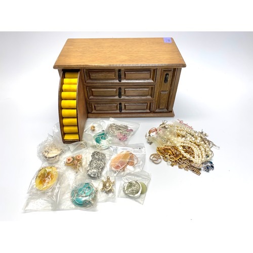 490 - Vintage jewellery box filled with costume jewellery.