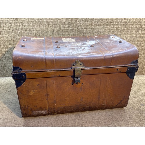 1150 - Vintage metal steamer trunk.