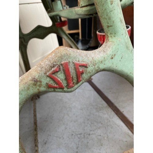 1152 - Vintage cast-iron SIF Mangle.