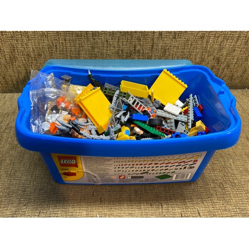 512 - Box of lego and lego style bricks.