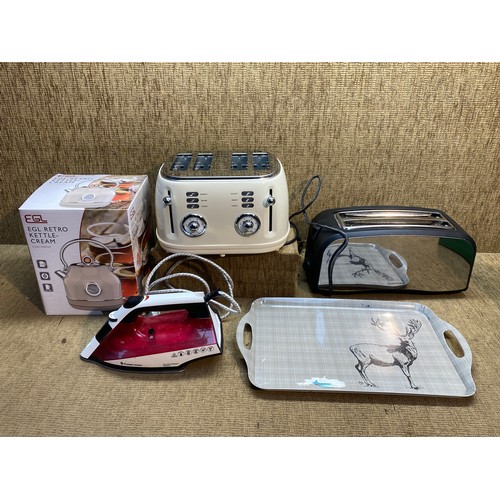 314 - Selection of kitchen electrical items including: Retro style kettle and toaster and a Russell Hobbs ... 