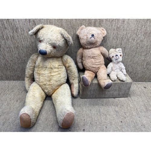 1220 - Three vintage teddy bears.