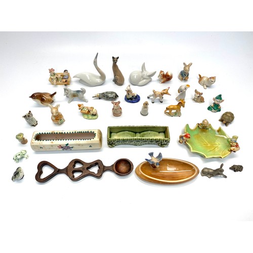 759 - Collectable miniature ceramics including: Poole & Wade.