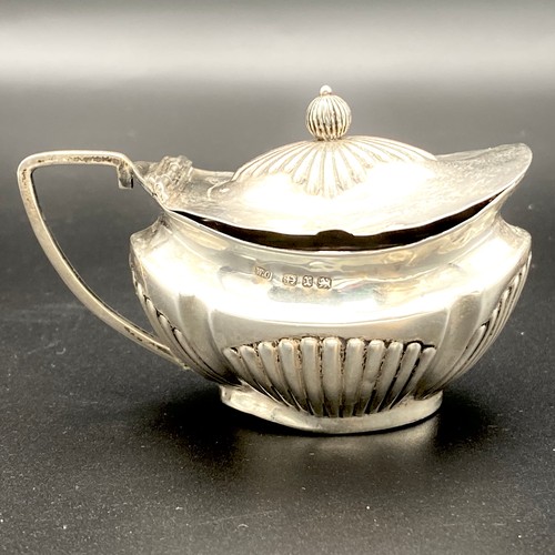 858 - Sterling silver sauce pot. 36g Birmingham 1894 by William Oliver.