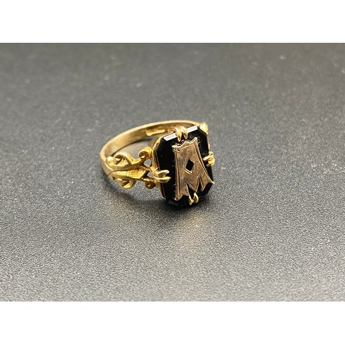 871 - 9ct gold ring 2.9g size M.