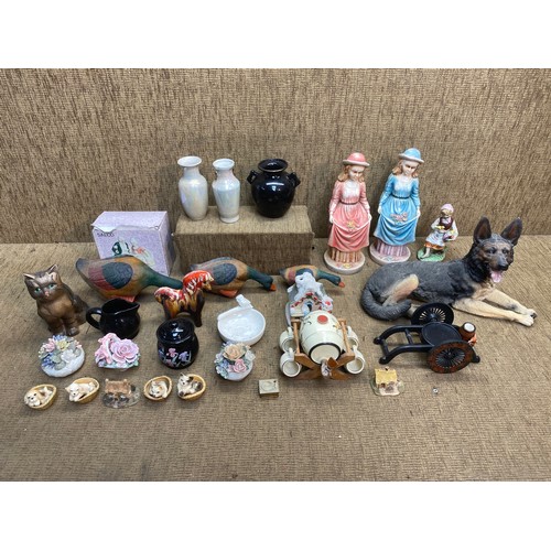 63 - Mixed ceramic and wooden decorative ornaments.