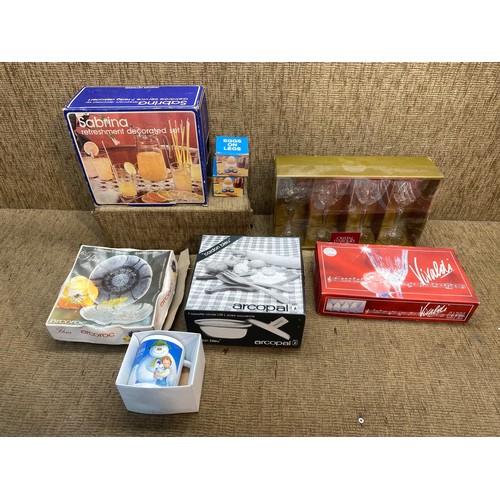 66 - Vintage retail boxed kitchen items including: Crystal sherry glasses, crystal wine glasses and a ret... 