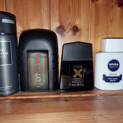 474 - Large quantity of mens deodorants and aftershaves including Lynx, David Beckham and Roger Gallet.