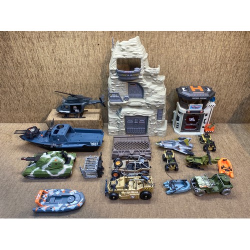 99 - Selection of military based toys.