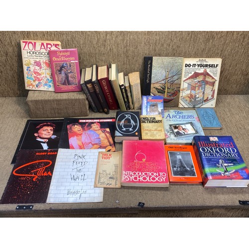 119 - Large collection of books including: the illustrated collection of the rock album covers and pink fl... 