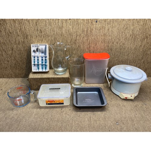 133 - Selection of kitchen items including: pyrex measuring jug, pyrex cereal container and food container... 