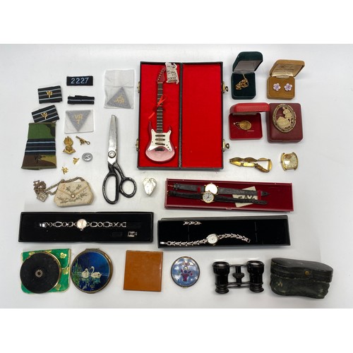 1183 - Mixed collectables including compact mirrors, antique theatre glasses and boxed watches.