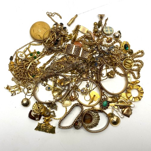 491 - Yellow metal costume jewellery.