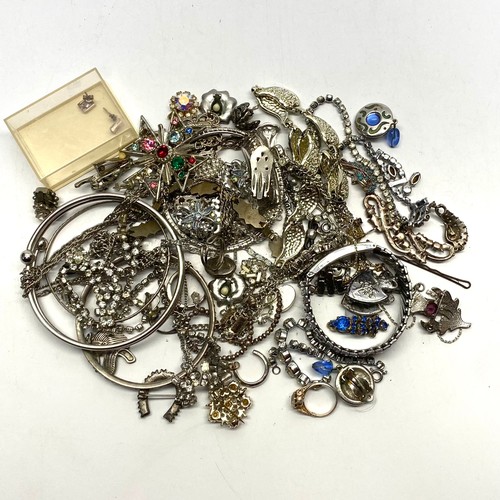 492 - White metal costume jewellery including some sliver content.