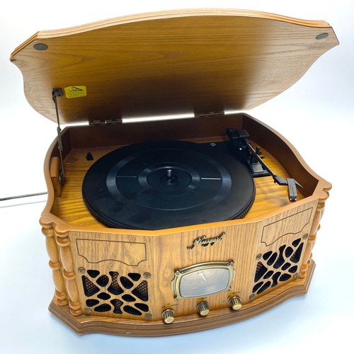 1197 - Phonograph turntable and radio in 1950s style.