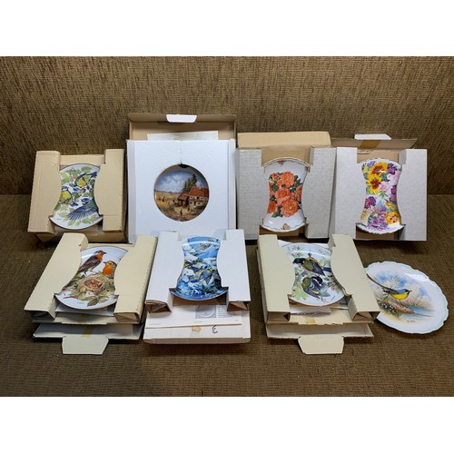 501 - 6 boxed collectable plates including europaische singvogel and Royal Albert .