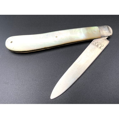 940 - Silver fruit knife with mother of Pearl handle. Birmingham 1852 by Hilliard & Thomason.